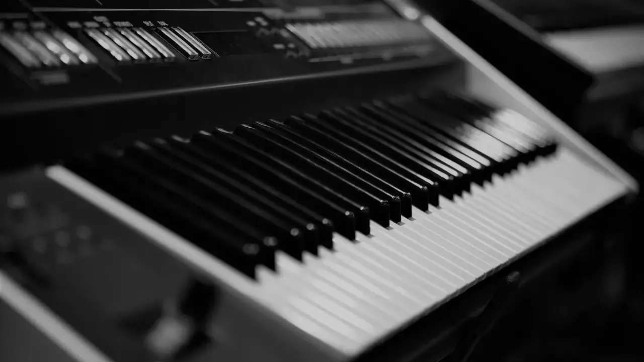 Fortepian czy pianino? Wybierz idealny instrument dla siebie