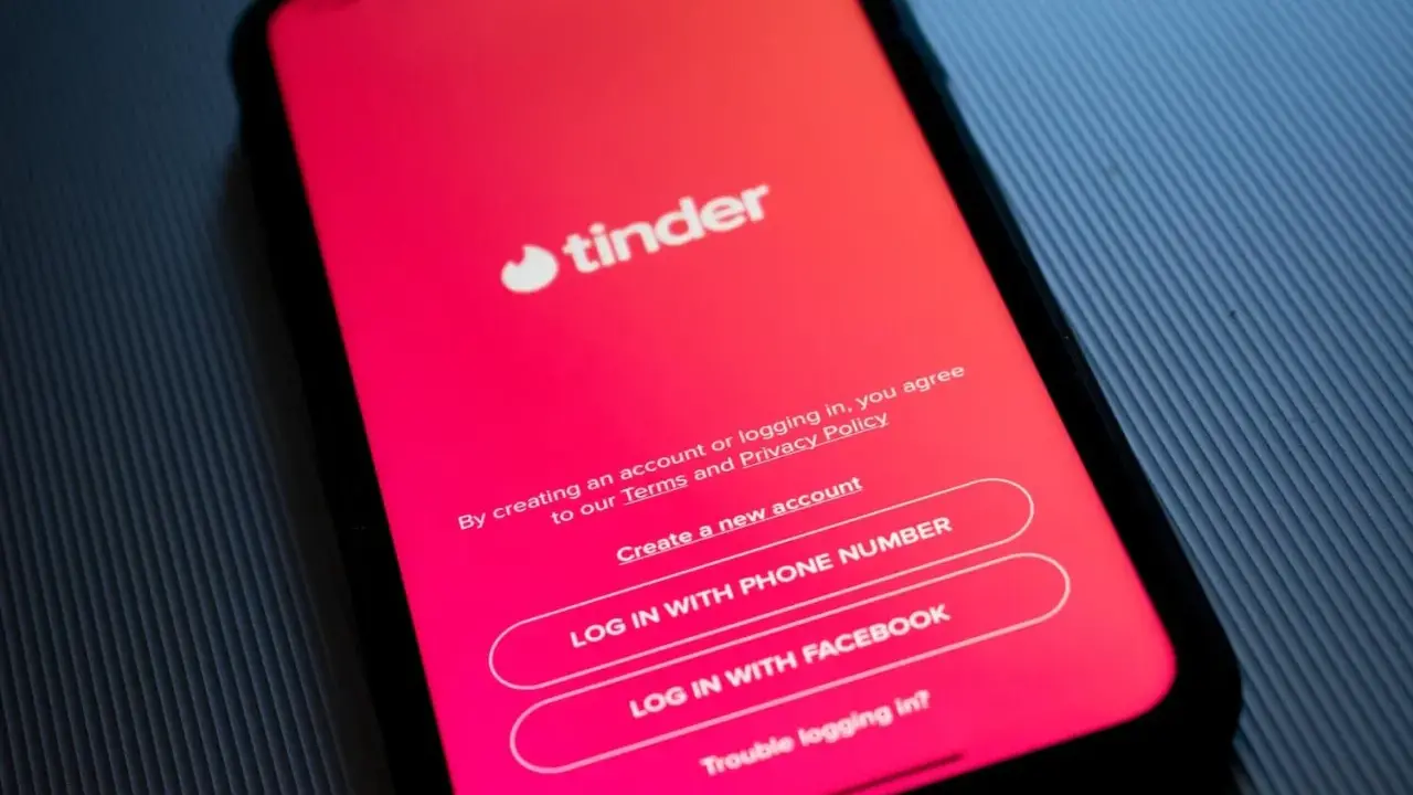 Ekran telefonu z aplikacją Tinder. Czas na nowe randki!