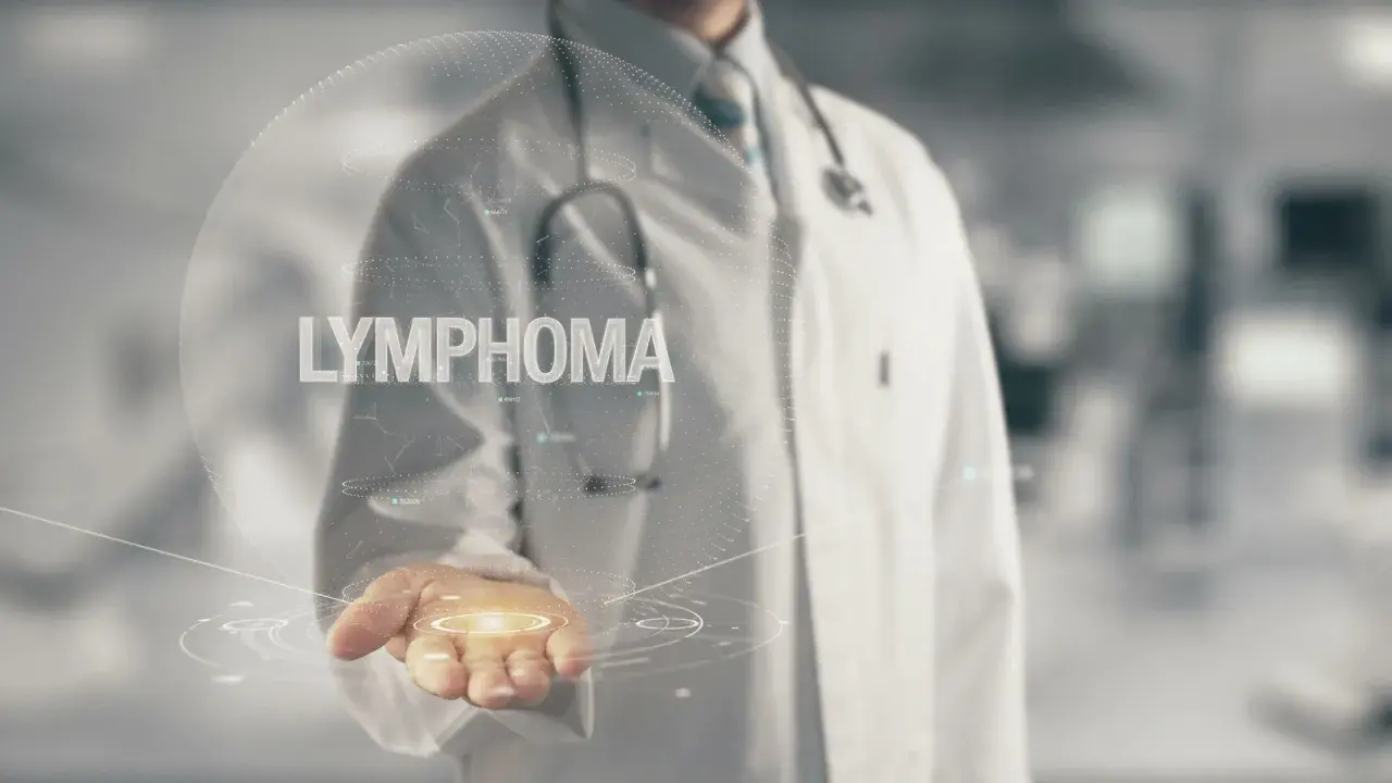Lekarz prezentuje wirtualną kulę z napisem "LYMPHOMA", symbolizującą postęp w leczeniu chłoniaka grudkowego.