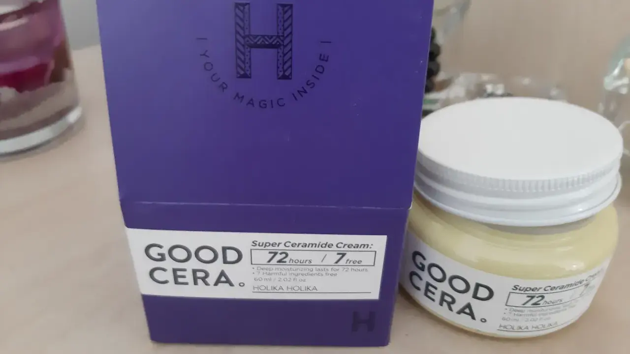 Krem Holika Holika Good Cera Super Ceramide Cream w fioletowym pudełku i słoiczku.