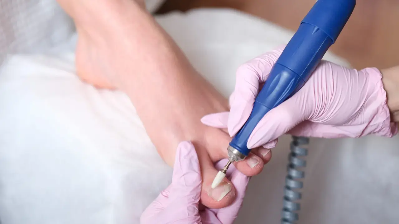 Un soin des pieds méticuleux, avec une pédicure électrique pour un résultat impeccable. Pensez au remboursement pedicure pour ce moment de détente.