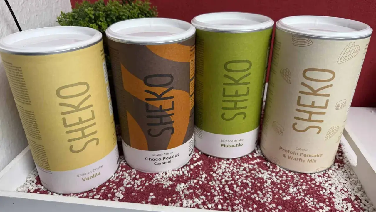 Vier Dosen SHEKO mit verschiedenen Geschmacksrichtungen: Vanille, Choco Peanut Caramel, Pistachio und Protein Pancake & Waffle Mix. Perfekt für einen schnellen Shake mit Wasser.