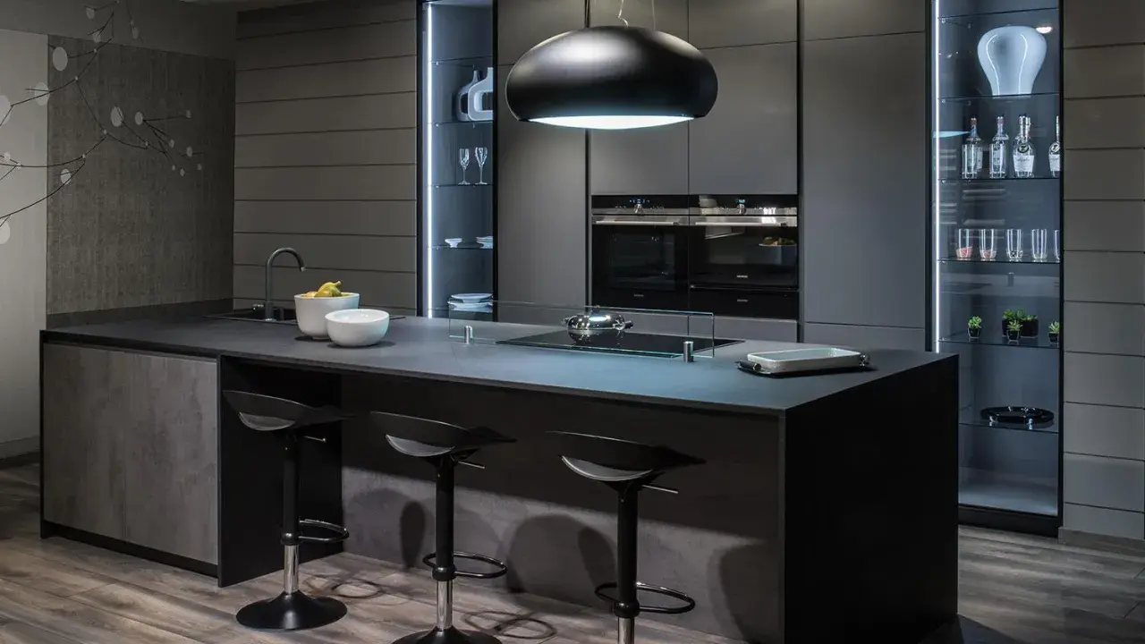 Cucina moderna con isola centrale e sgabelli. Il grigio scuro domina, creando un'atmosfera sofisticata. Perfetto per chi cerca idee su come abbinare il grigio scuro con stile.