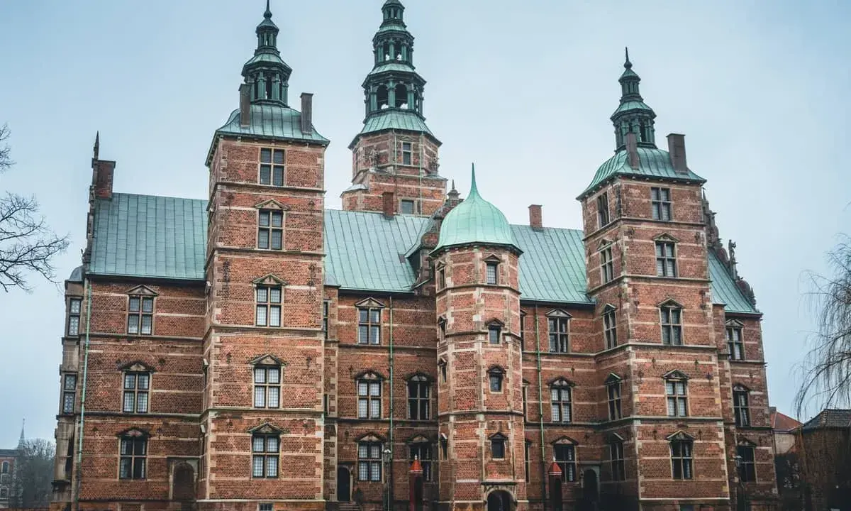 Il castello di Rosenborg interno, con le sue torri imponenti e i tetti verdi, evoca un'atmosfera storica e regale.