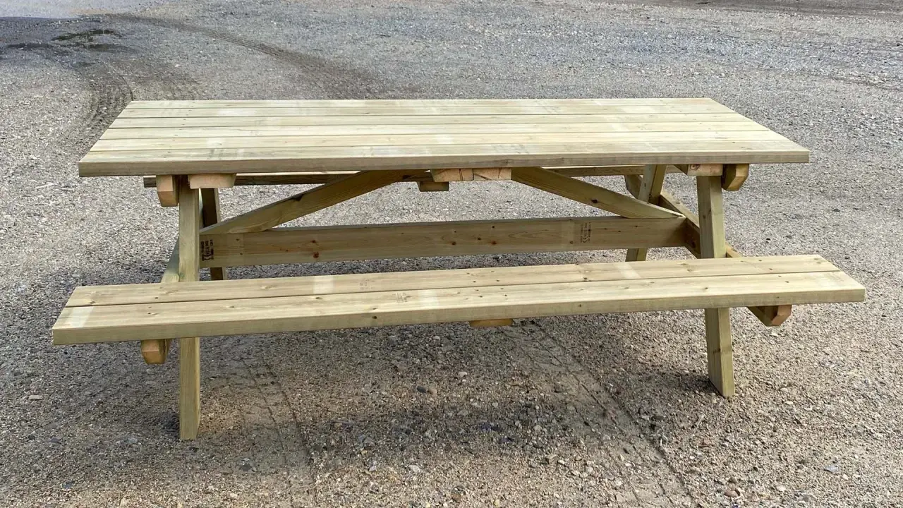 En robust bänk i tryckimpregnerat trä, perfekt för utomhusbruk. Denna bänk är redo för många sommarfester och fikastunder.