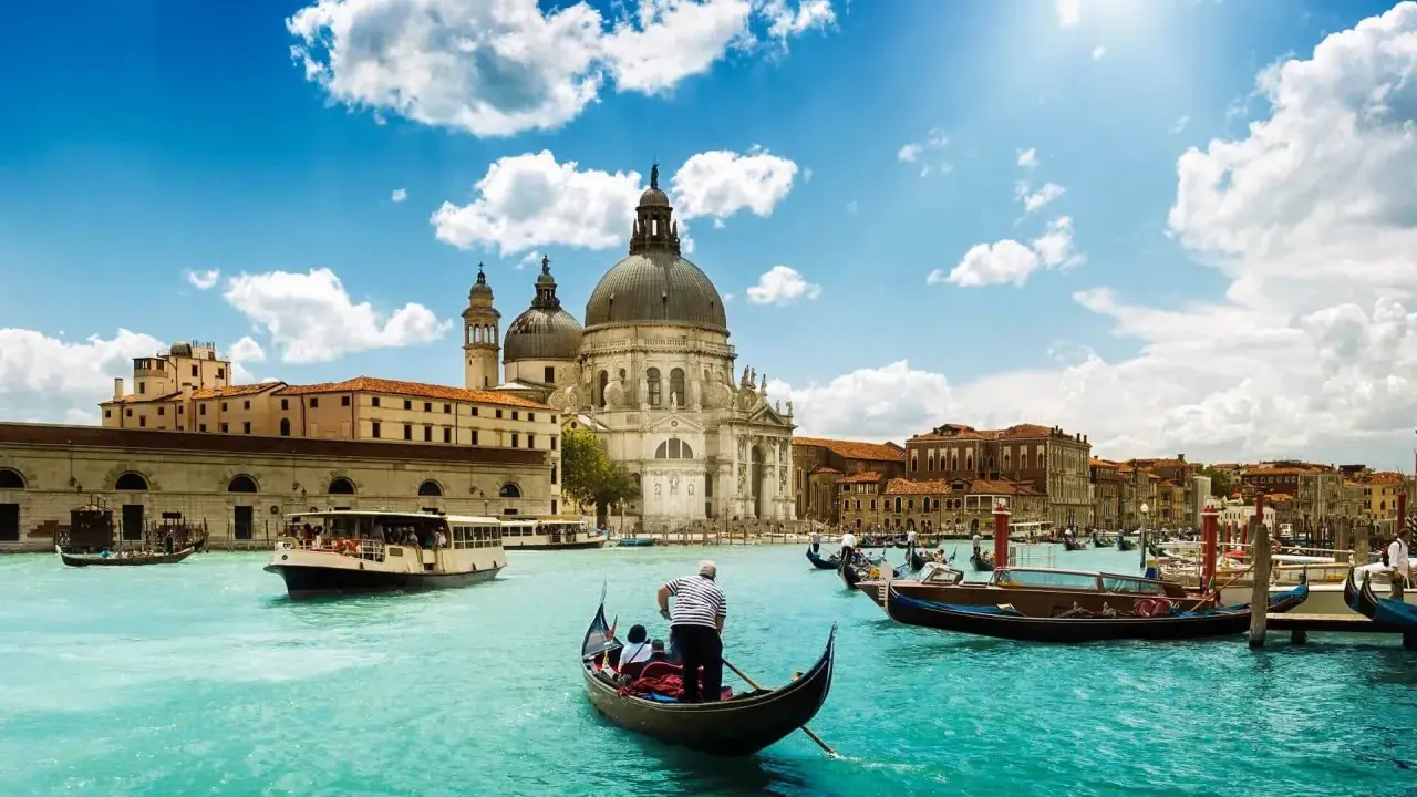 Gondelfahrt auf dem Canal Grande vor der Basilica di Santa Maria della Salute – ein Muss, was man in Venedig gesehen haben muss.
