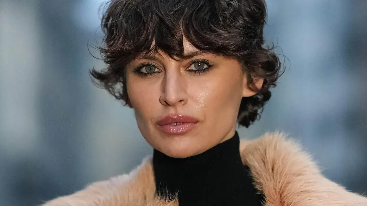 Eine Frau mit einem modernen Fade Cut und einem Pelzmantel.