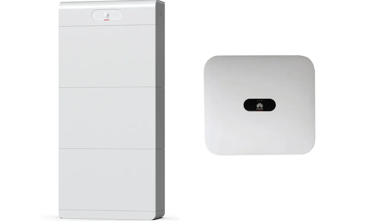 Vit, stapelbar batterienhet, modell luna2000, bredvid en vit växelriktare.