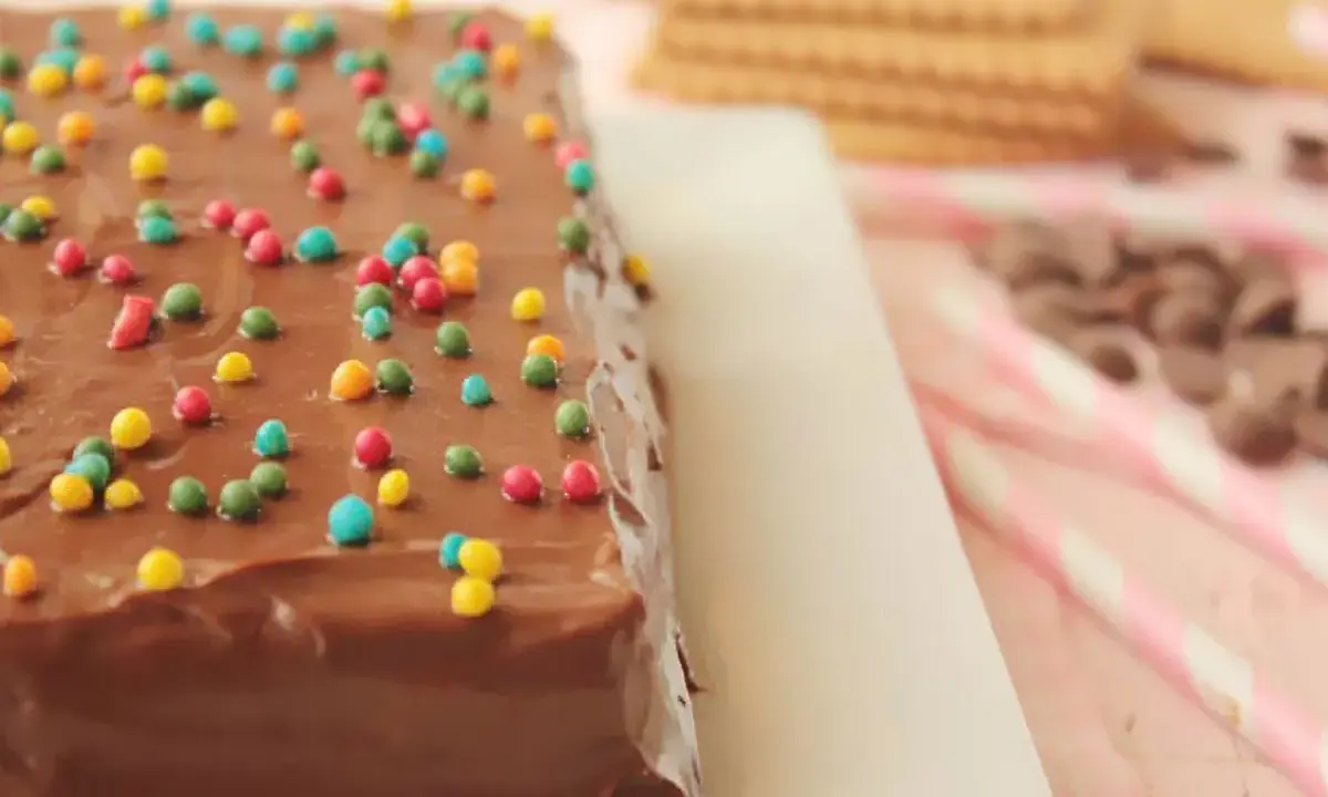 La tarta de la abuela, cubierta de chocolate y chispas de colores, lista para ser disfrutada.