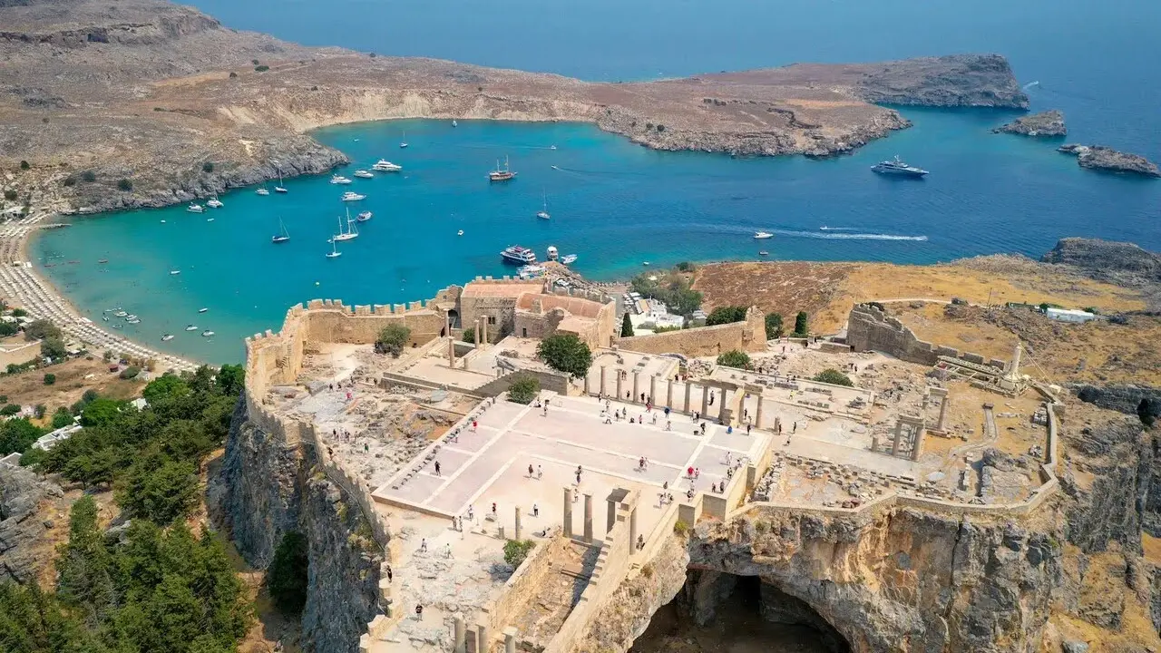 Akropol w Lindos, na Rodos, z widokiem na zatokę pełną łodzi. Czy to Rodos czy Kreta? To zdecydowanie Rodos!