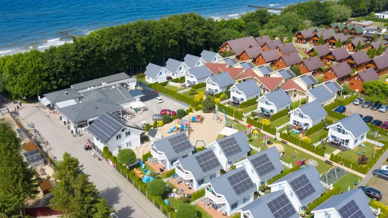 Widok z lotu ptaka na kompleks domków letniskowych Collins Resort. Właściciel dba o każdy szczegół, tworząc idealne miejsce na wypoczynek nad morzem.