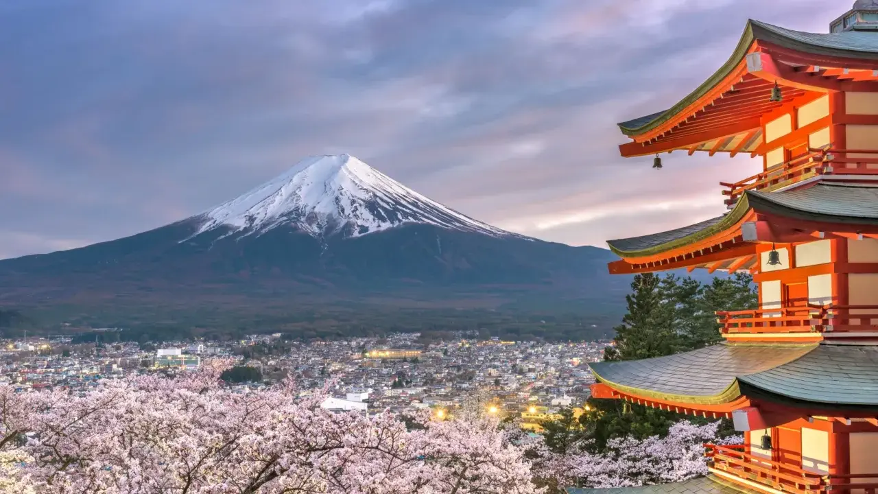Wiosna w Japonii: kwitnące wiśnie, pagoda i ośnieżony Fudżi. Ciekawe ciekawostki o Japonii czekają!