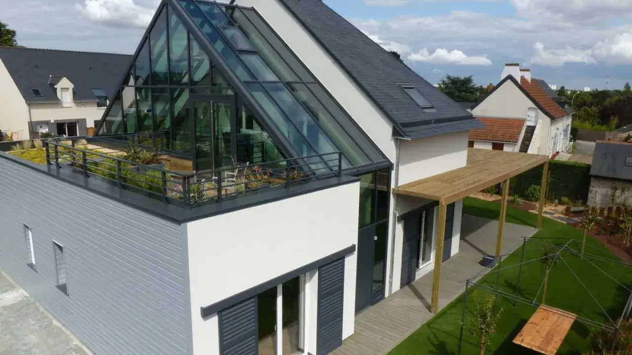Maison moderne avec toit en verre spectaculaire, terrasse végétalisée et pergola en bois. Un rêve de maison ecc.