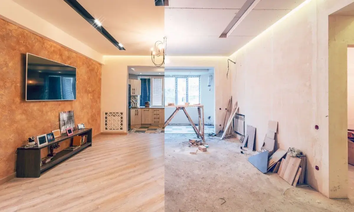 Remont starego domu od czego zacząć? Podzielony obraz pokazuje salon po remoncie i stan surowy.