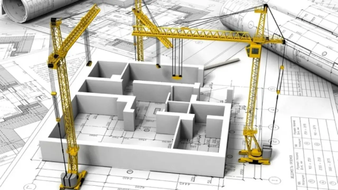 Progetto di costruzione con gru gialle su planimetrie. Il modello 3D di un edificio mostra le fondamenta e le pareti, pronto per il cantiere ntc 2018.