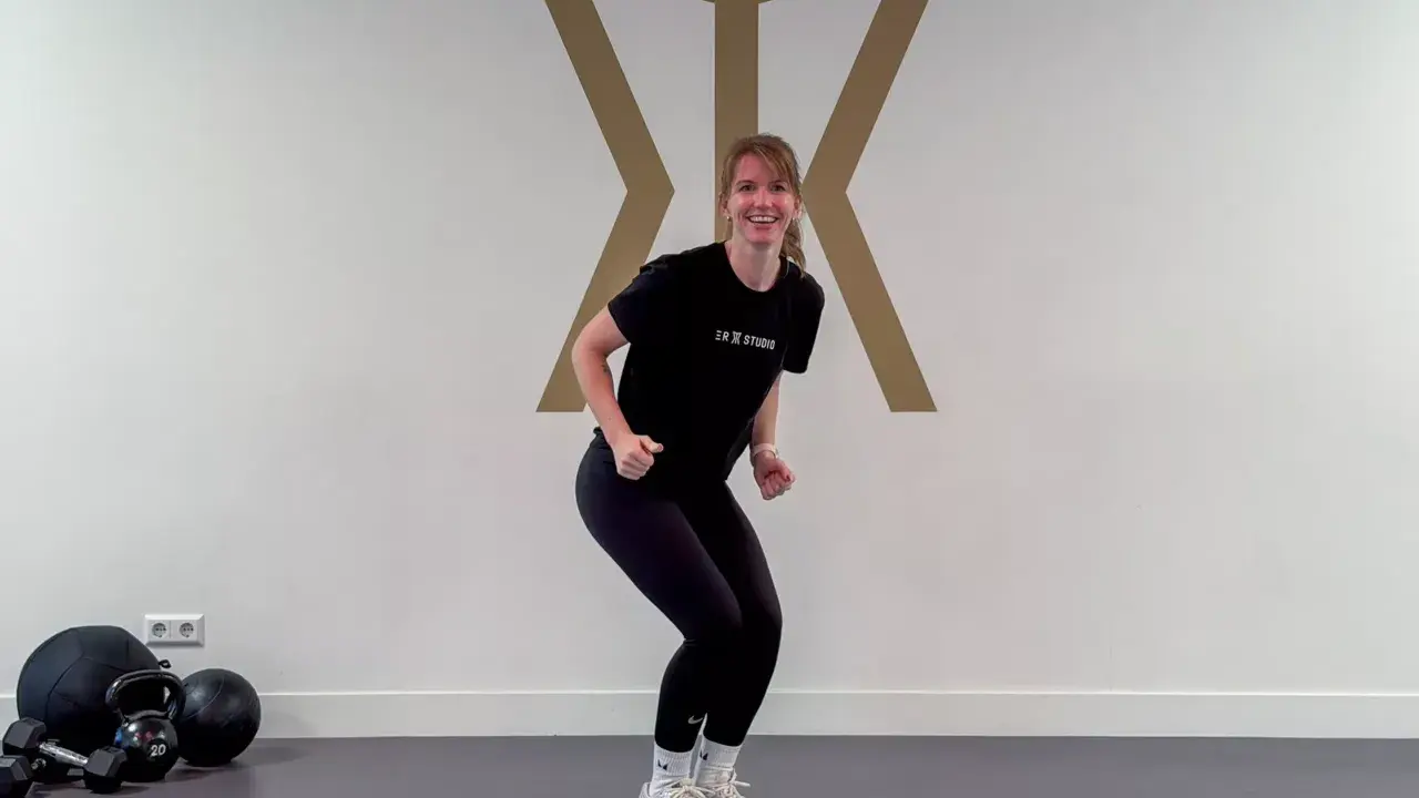 Frau in Sportkleidung macht eine Kniebeuge, bereit für das Skifahren. Krafttraining für die Pisten.