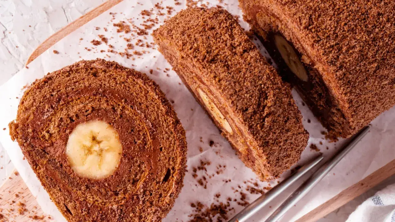 Pyszna rolada biszkoptowa z bananem w środku, posypana kakaową posypką. Idealna na deser.