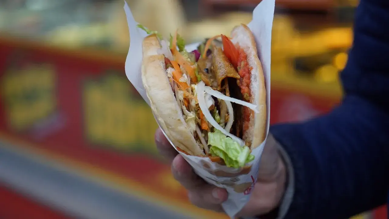 Kebab: skąd pochodzi? Berlin czy Stambuł? Odkryj fakty!
