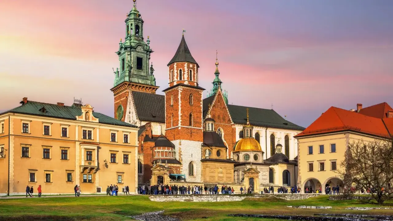 Zamek Królewski na Wawelu, gdzie kiedyś mieszkał król, dziś przyciąga tłumy turystów.