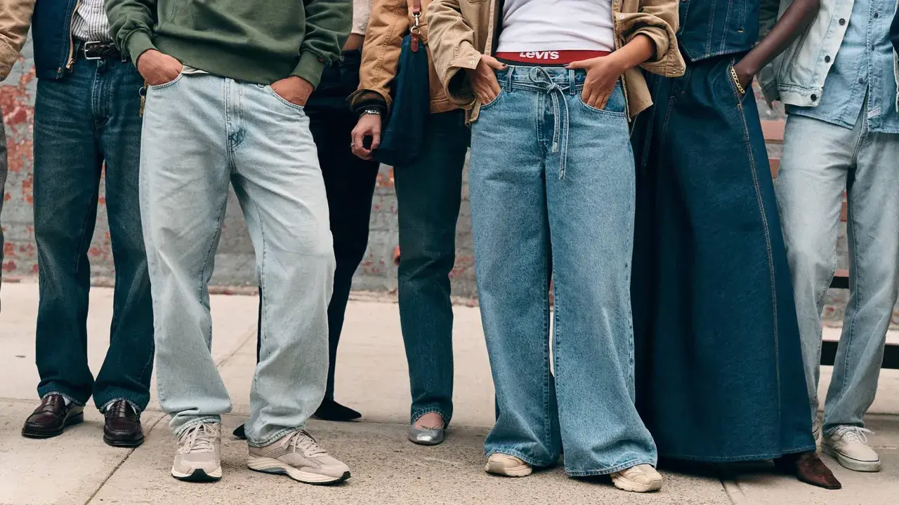 Persone con jeans loose, un look comodo e alla moda. Il significato dei jeans loose è libertà di movimento e stile casual.