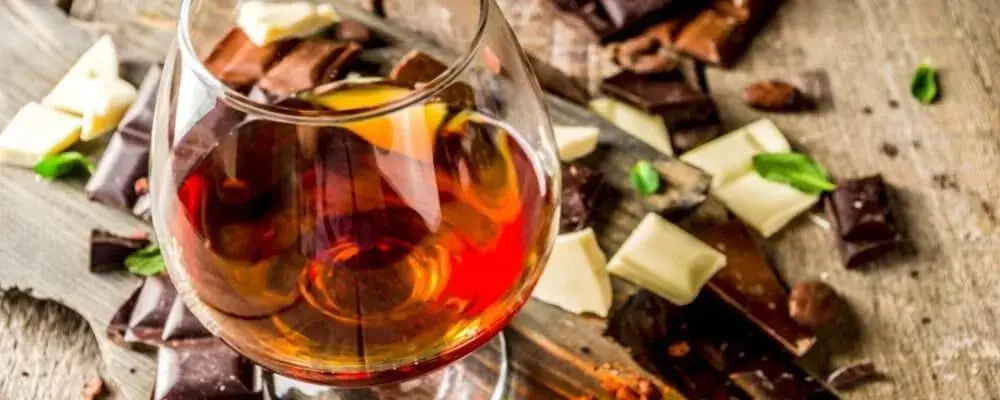 Brandy czy whisky? Rozwiej wątpliwości surowce, smak, podanie