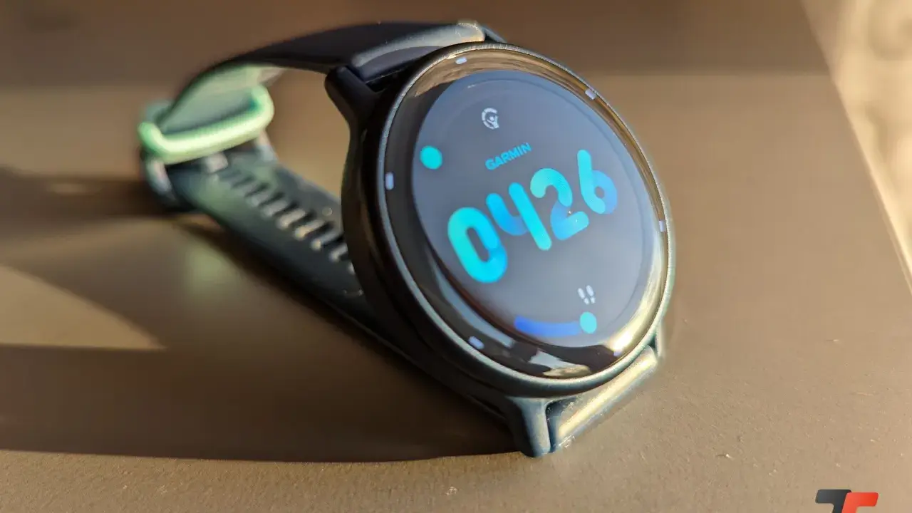 Un Garmin, cos'è uno smartwatch, mostra l'ora 04:26 su uno schermo luminoso.