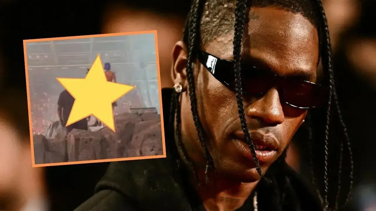 Travis Scott, znany raper amerykański, na scenie podczas koncertu. W tle tłum fanów.