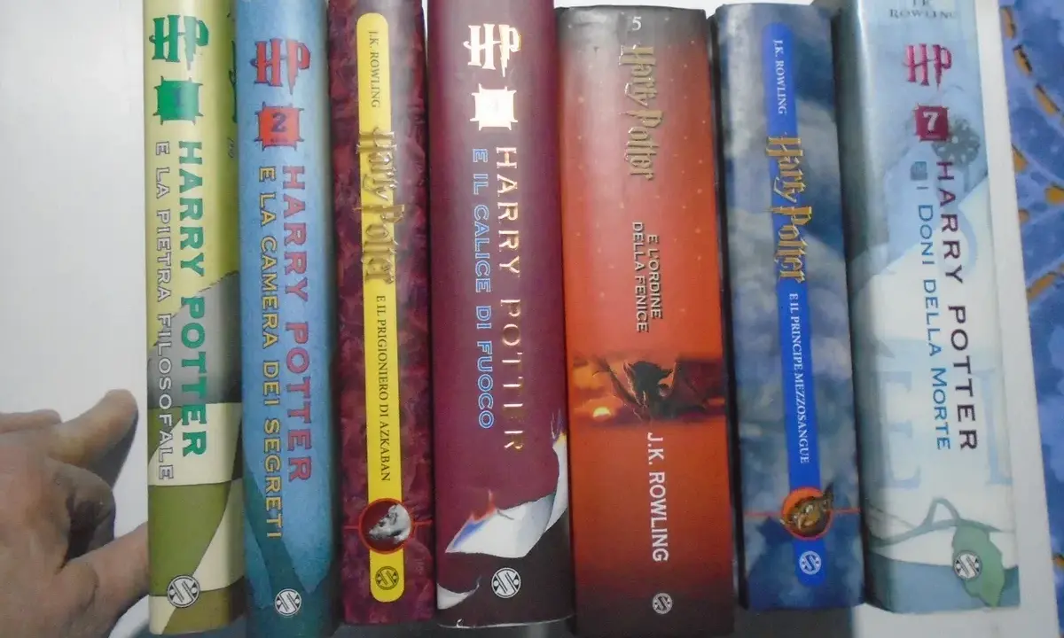 La saga di Harry Potter in italiano: sette volumi della saga, dalla Pietra Filosofale ai Doni della Morte.