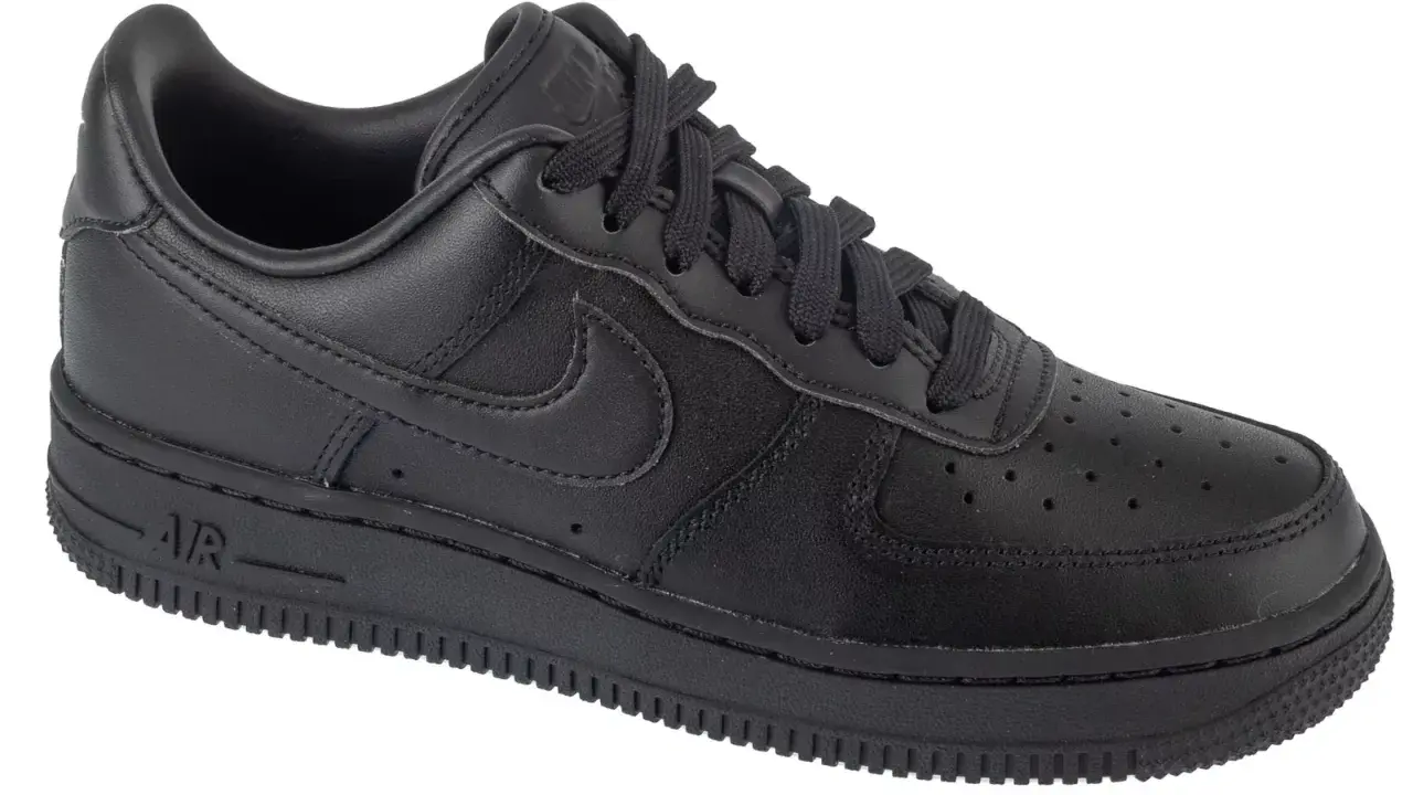 Czarne, skórzane buty Nike Air Force 1. Wyglądają na świeże i oryginalne, gotowe na miejskie przygody.