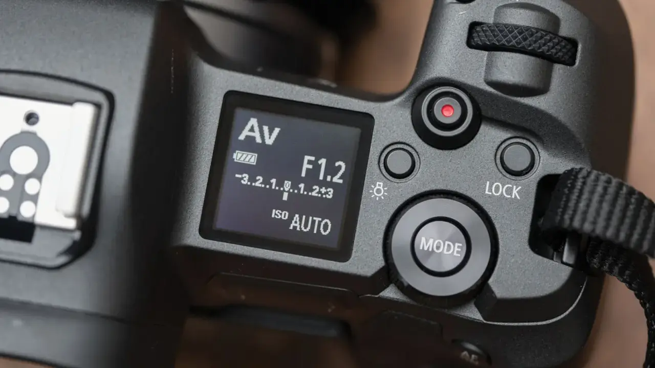 Jak dobrze ustawić aparat Canon? Widok na ekran LCD aparatu Canon z ustawieniem Av, F1.2, ISO AUTO.
