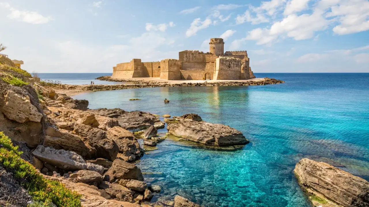 Castello Aragonese a Le Castella, una delle curiosità sulla Calabria, si erge su un isolotto roccioso bagnato da acque cristalline.
