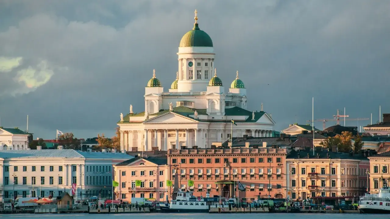 Majestatyczna katedra góruje nad portem w Helsinkach, pięknym mieście w Finlandii.