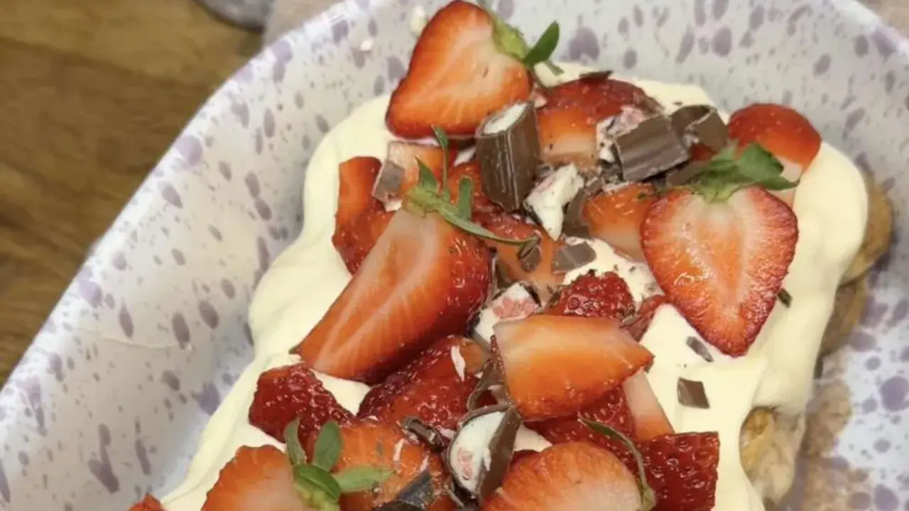 Ein köstliches Erdbeer Tiramisu, üppig belegt mit frischen Erdbeeren, Schokoladenstückchen und cremiger Mascarpone.