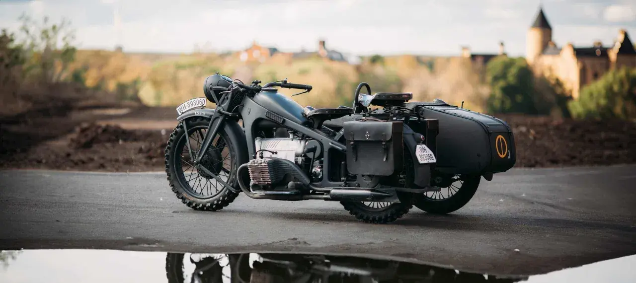 Klasyczny motocykl Zundapp KS 800 z wózkiem bocznym, gotowy na podróż przez malownicze tereny.