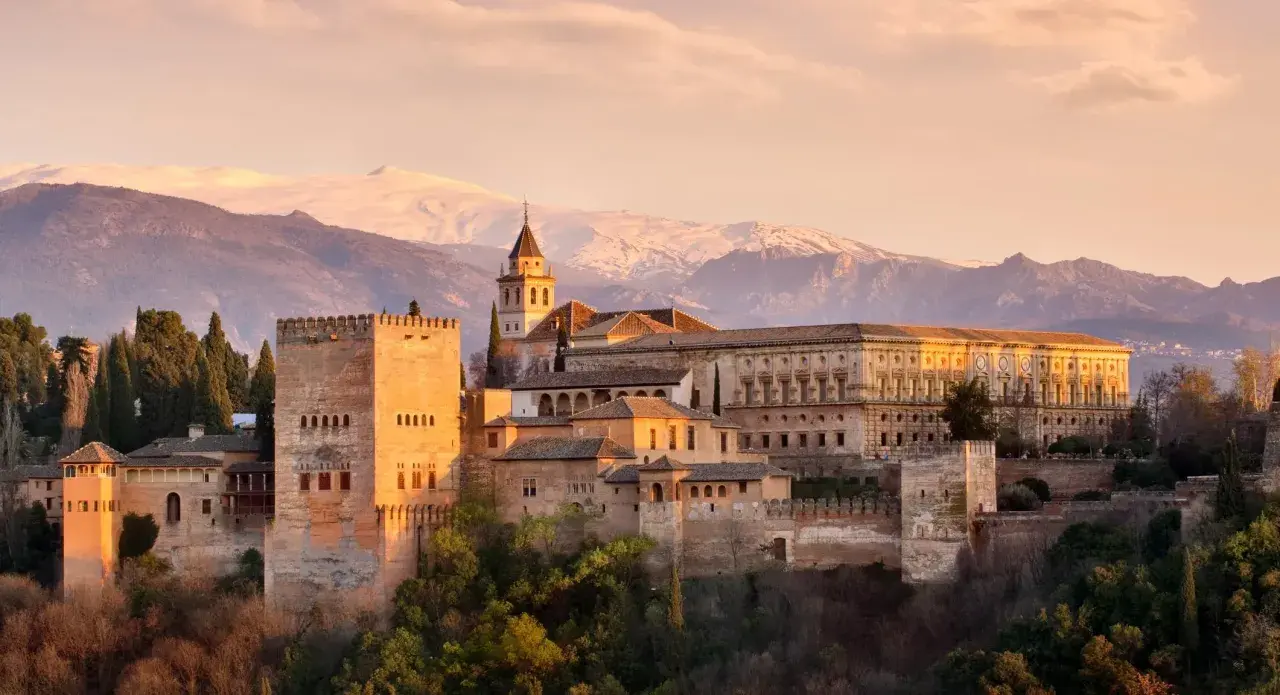 Die Alhambra in Granada, Spanien, im Abendlicht. Ein Traumziel für jeden, der Camping in Granada plant.