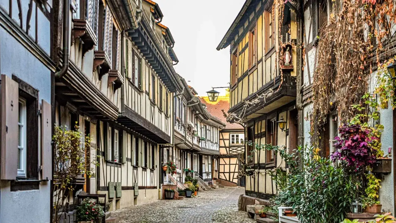 Calle adoquinada con casas de entramado de madera, ideal para saber donde alojarse en la Selva Negra.