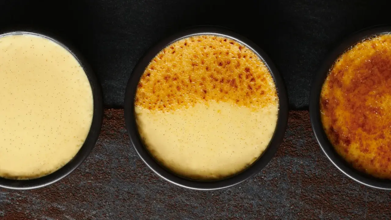 Trois ramequins de crème brûlée, de l'origine à la perfection caramélisée. La texture onctueuse et les grains de vanille sont visibles.