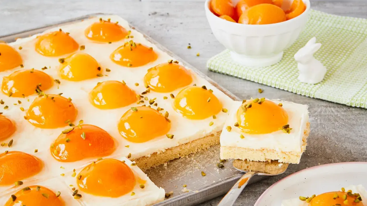 Ein einfacher Spiegeleierkuchen mit Aprikosen und Pistazien. Perfekt für jede Gelegenheit.