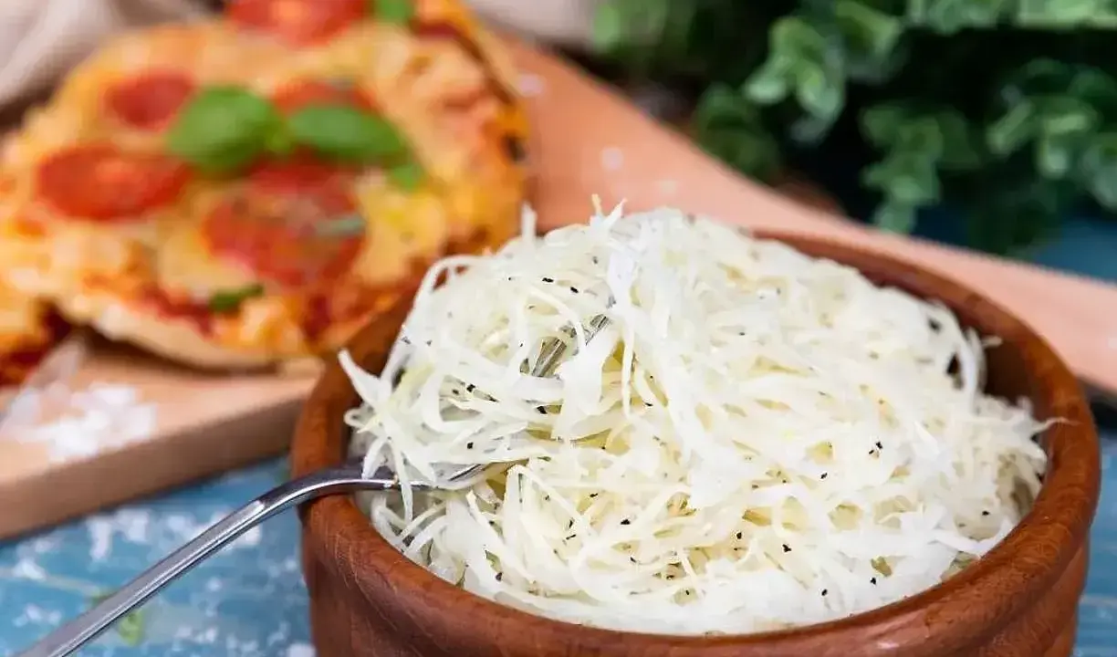 En skål med krispig pizzasallad, perfekt till din pizza. Här är ett enkelt pizzasallad recept.