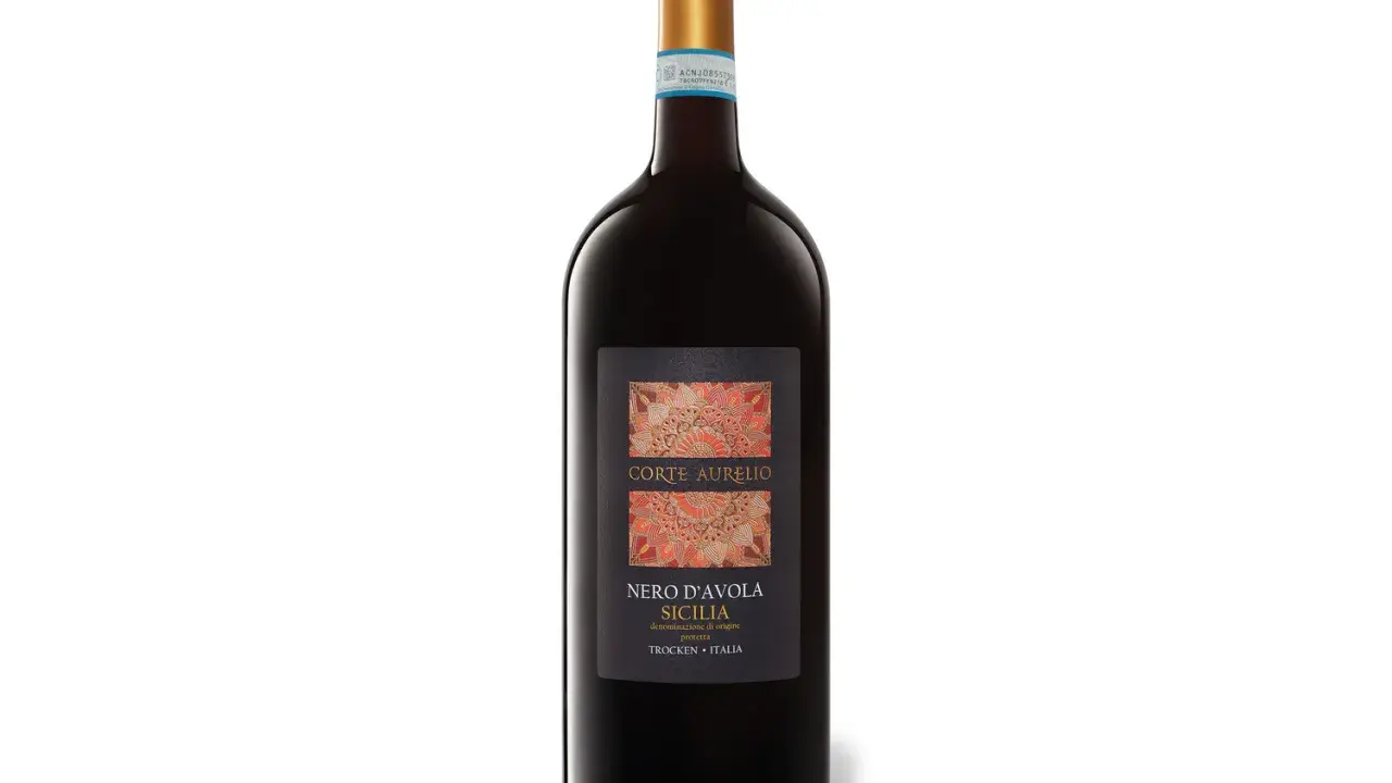 Flasche Corte Aurelio Nero d'Avola Sicilia. Der Geschmack verspricht fruchtige Noten.
