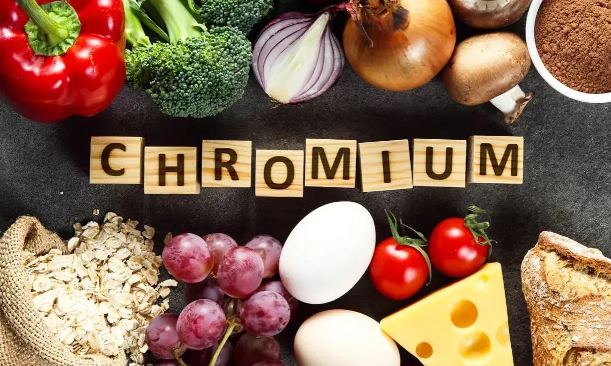 Słowa "CHROM" na drewnianych klockach otoczone przez produkty bogate w ten pierwiastek: papryka, brokuły, cebula, jajka, winogrona, owies, ser, pomidory, grzyby, chleb i proszek.