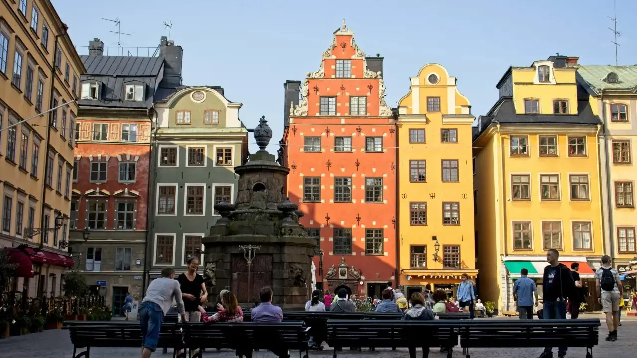 Färgglada hus på Stortorget i Gamla Stan, Stockholm. Perfekt för stockholm tipps och en paus på bänken.
