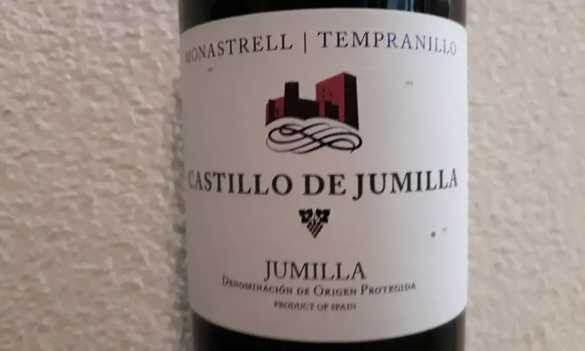 Flaschenetikett für Castillo de Jumilla Wein, mit Monastrell und Tempranillo Trauben. Ein Schloss-Symbol ziert das Etikett.