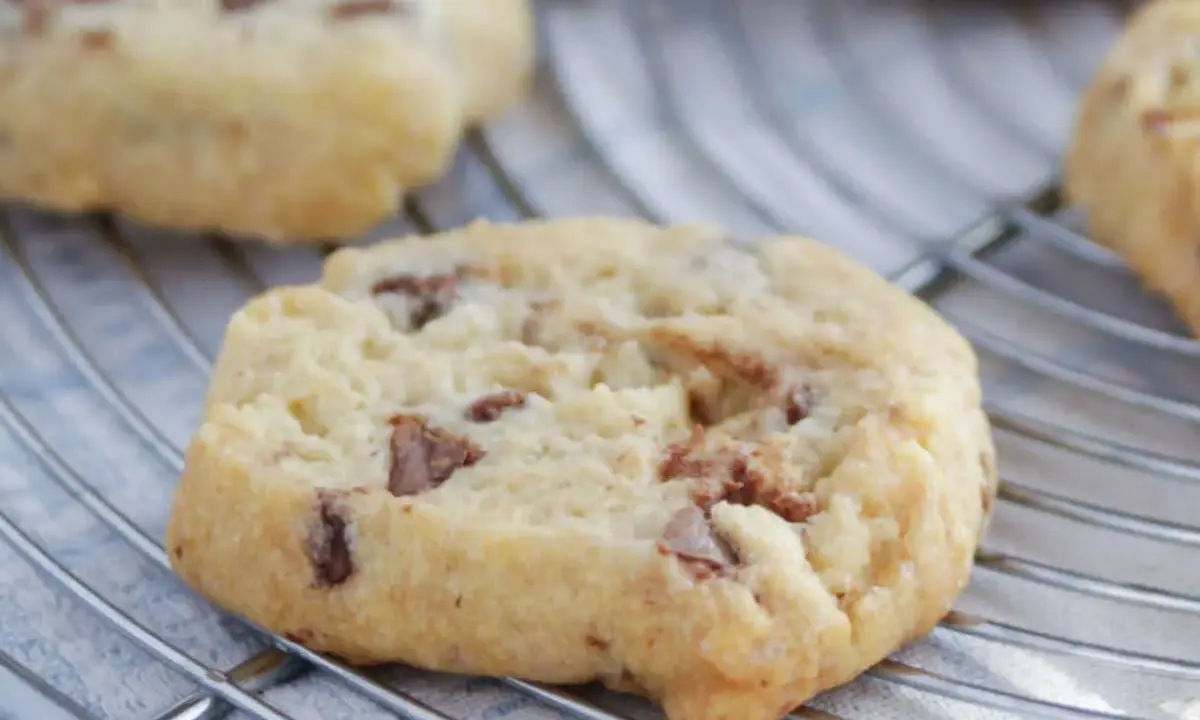 Délicieux cookies aux pépites de chocolat, parfaits pour une recette pâte à cookie réussie. Ils refroidissent sur une grille.