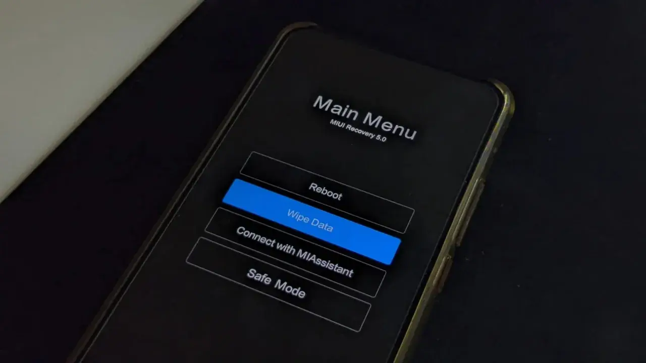 Ekran telefonu Redmi w trybie fastboot, opcja "Wipe Data" podświetlona.