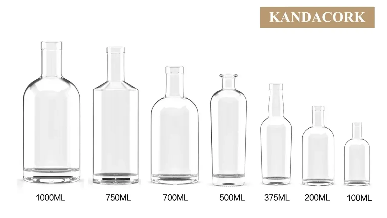 Różne rozmiary szklanych butelek, od 1000 ml do 100 ml, idealne na wódkę.