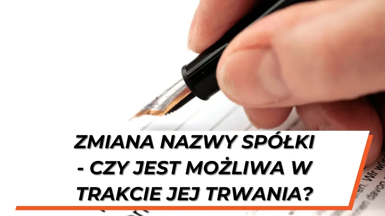 Dłoń z piórem wiecznym nad dokumentem. Tekst: "Zmiana nazwy spółki - czy jest możliwa w trakcie jej trwania?".