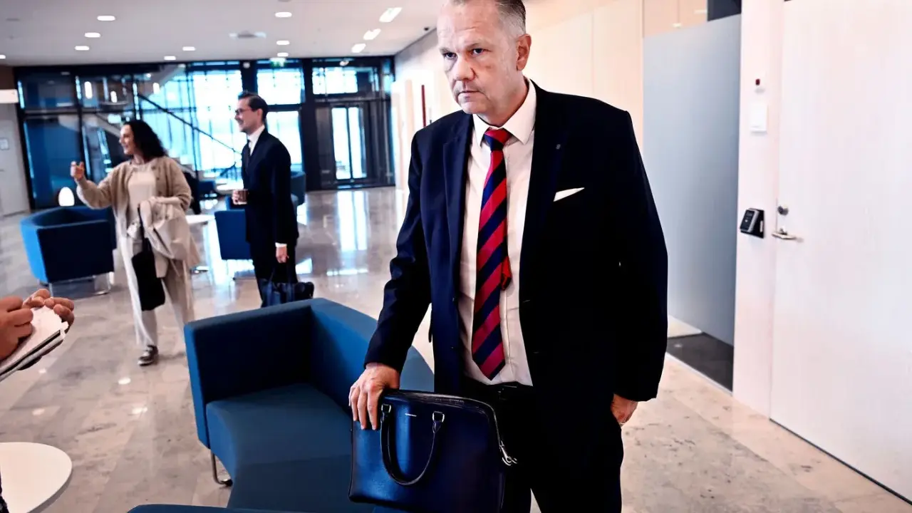 Man i kostym med portfölj, kanske på väg till ett möte. Hans blick ger intryck av att han läst solifokus recensioner.