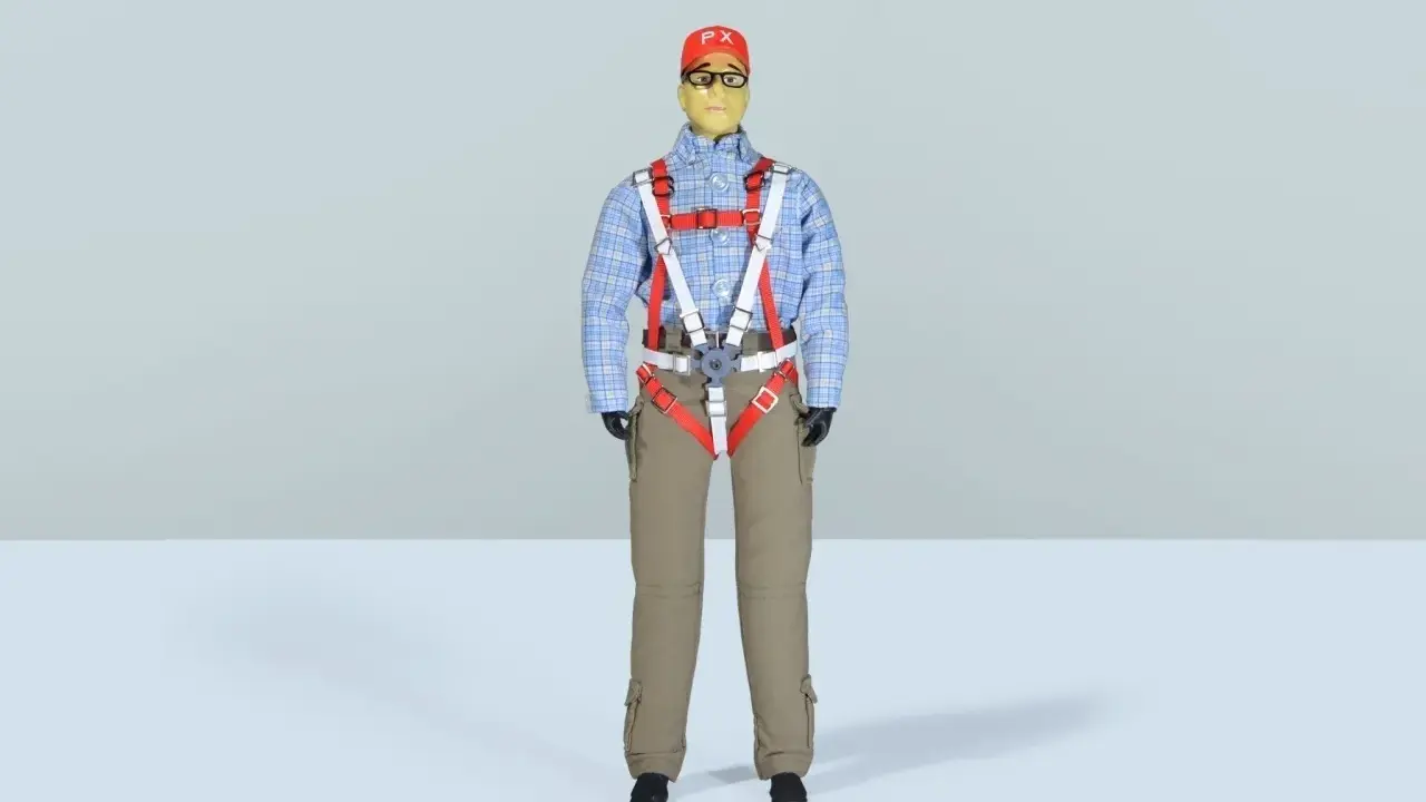 Eine Pilotpuppe 1/3 mit Sicherheitsgurt, kariertem Hemd, Cargohose und roter Kappe mit "PX"-Aufschrift.