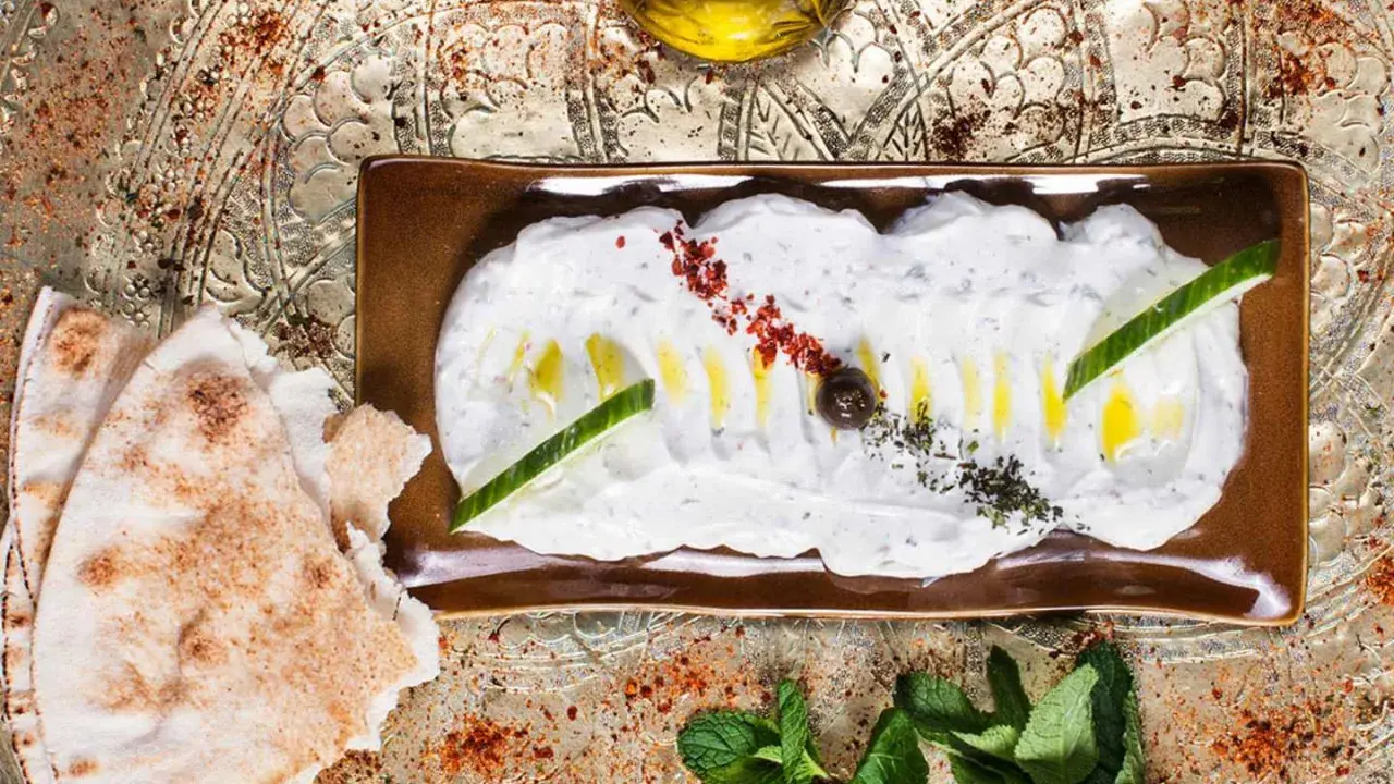 Krämig labneh med gurka, oliv och mynta. Perfekt till ditt labneh recept med pitabröd och olivolja.